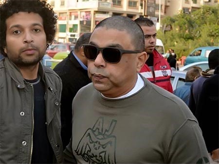 بالصور.. خالد الصاوي ينهار ويودع والده بحضور الفنانين.. ويحذر المصورين: ده مش ديفيليه
