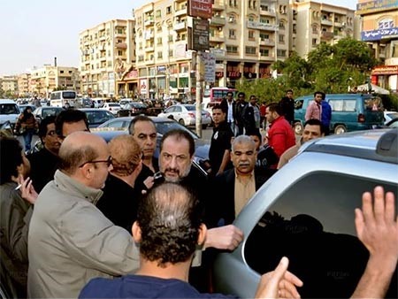 بالصور.. خالد الصاوي ينهار ويودع والده بحضور الفنانين.. ويحذر المصورين: ده مش ديفيليه