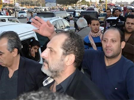 بالصور.. خالد الصاوي ينهار ويودع والده بحضور الفنانين.. ويحذر المصورين: ده مش ديفيليه