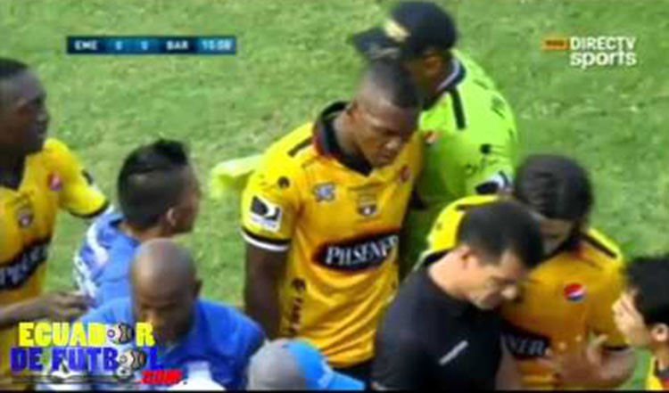 بالفيديو.. هجوم عنيف من لاعب على شقيقه كلفه البطاقة الحمراء