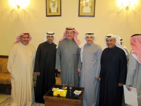 الوزير عيسى الكندري خلال استقباله مجلس ادارة جمعية النزهة التعاونية