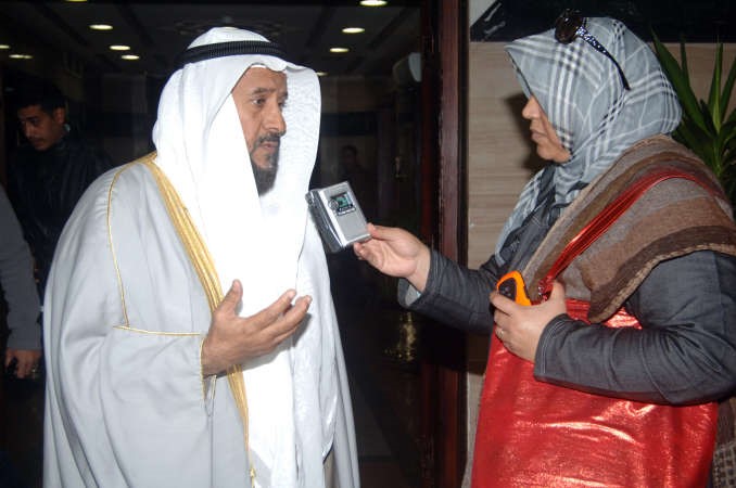 دابراهيم الصالح متحدثا الى الزميلة هناء السيدناصر عبد السيد