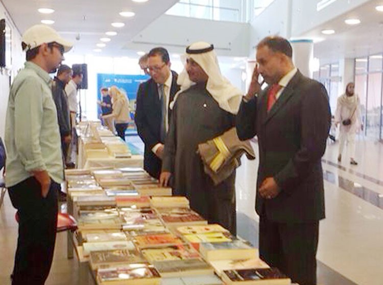  وخلال زيارته لمعرض يوم اللغة العربية