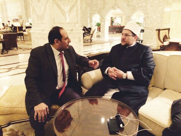 د محمد مختار جمعة متحدثا للزميل اسامة ابو السعود 
