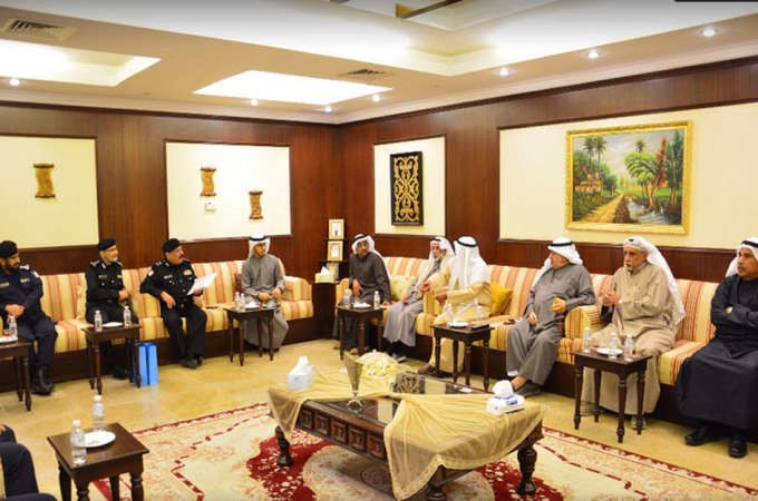 عدد من الحضور يستمعون الى شرح من اللواء العلي حول دورهم في حفظ الامن﻿