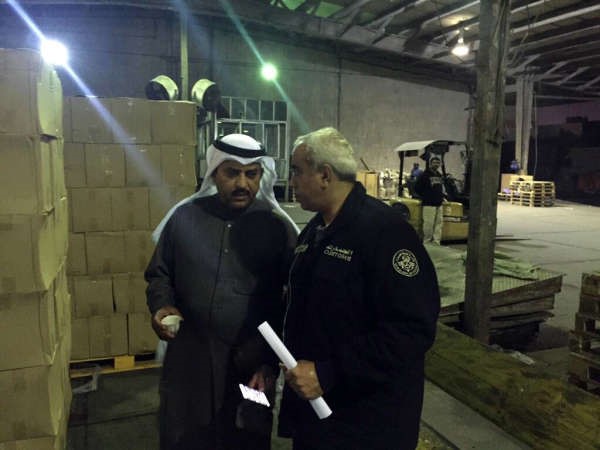 وليد الناصر في حديث جانبي مع احد قيادات الجمارك حول الضبطية
﻿
