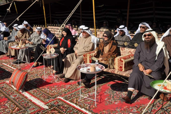 فهد الغيص ونجاة الرويشد وخالدة المضف وعدد من الحضور يتابعون عروض المدارس المشاركة