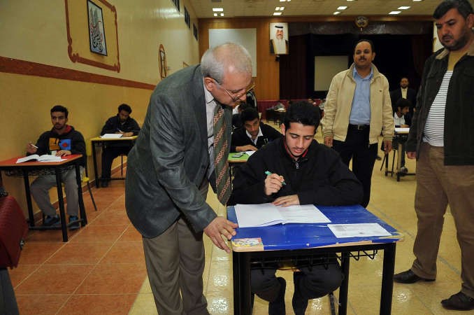 دبدر العيسى متفقدا احدى لجان الطلبة﻿
