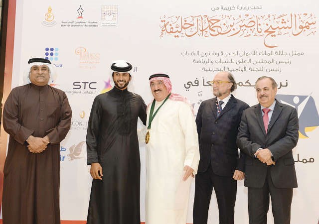 الشيخ ناصر بن حمد مكرما الزميل عدنان السيد﻿