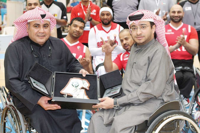 ماجد العصيمي يستلم درعا من شافي الهاجري﻿