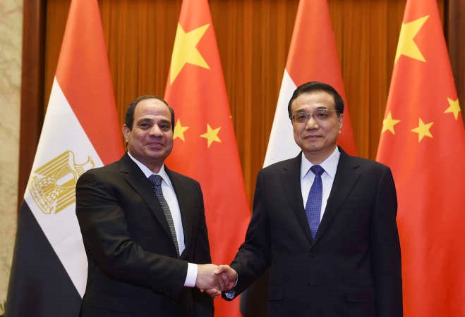 رئيس مجلس الدولة الصيني لي كه تشيانغ مستقبلا الرئيس المصري عبدالفتاح السيسي في قاعة الشعب الكبرى في بكين 	 افپ﻿