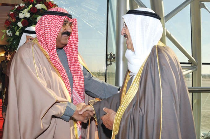 صاحب السمو الامير الشيخ صباح الاحمد مصافحا الشيخ مشعل الاحمد 