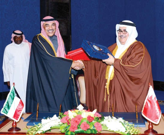 الشيخ صباح الخالد والشيخ خالد بن احمد ال خليفة يتبادلان مذكرات التفاهم