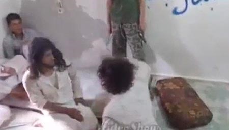 بالفيديو.. داعش يجبر شابين سعوديين من "النصرة" على تعذيب بعضهما البعض