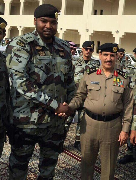 صورة لنقيب سعودي عملاق البنية الأكثر تناقلاً بين النشطاء