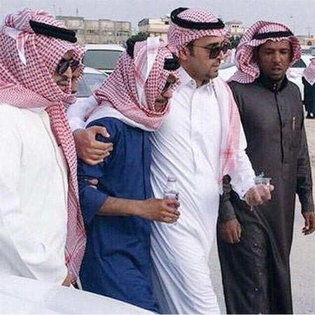 شاهد.. صورة مؤثرة لرابح صقر خلال تشييعه جثمان والدته