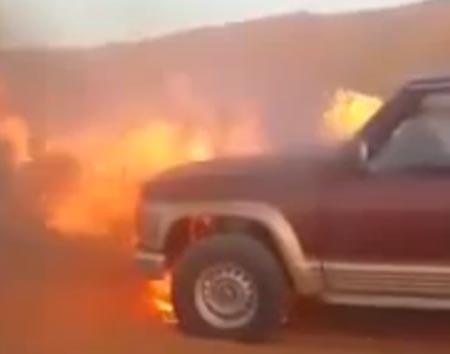 بالفيديو.. سعوديون يلقون سيارتهم في بحيرة بعد فشلهم في إخماد حريق نشب بها 