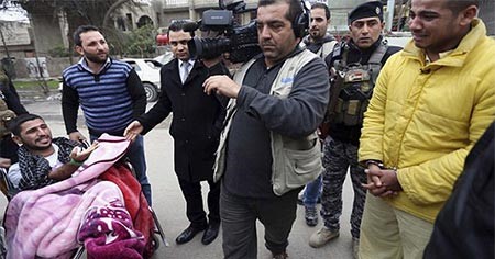 بالصور.. قناة عراقية تجبر إرهابيا من داعش على مقابلة أسرة ضحية أعماله
