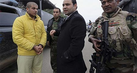 بالصور.. قناة عراقية تجبر إرهابيا من داعش على مقابلة أسرة ضحية أعماله