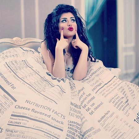 بالصور.. حليمة بولند ترتدي فستاناً على شكل "جريدة".. وجمهورها بين ساخر ومعجب