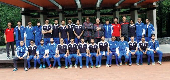 الجهازان الاداري والفني ولاعبو الازرق في صورة جماعية﻿