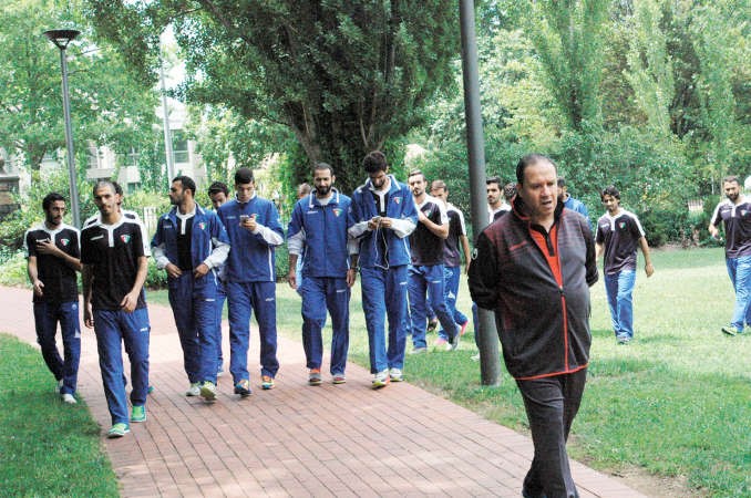 المدرب نبيل معلول في جولة مع اللاعبين بحديقة الفندق﻿