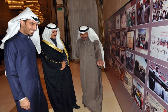 الشيخ احمد الجابر متفقدا المعرض المصاحب للاحتفال بحضور محمد العتيبي﻿