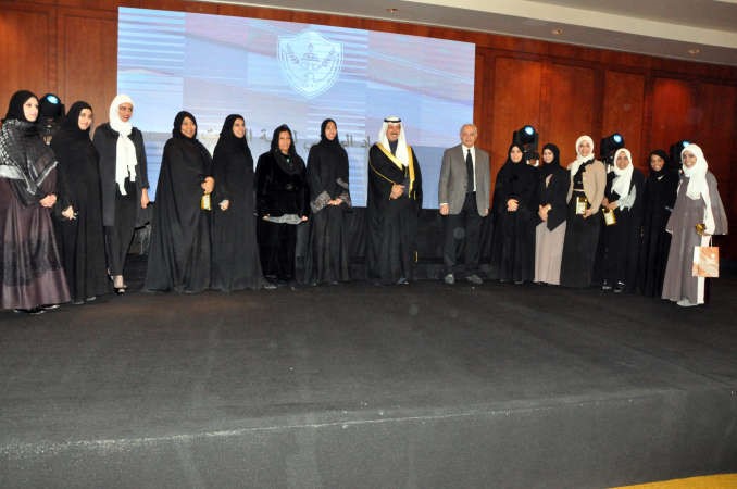 العيسى والجابر مع عدد من المكرمات على هامش الحفل ﻿