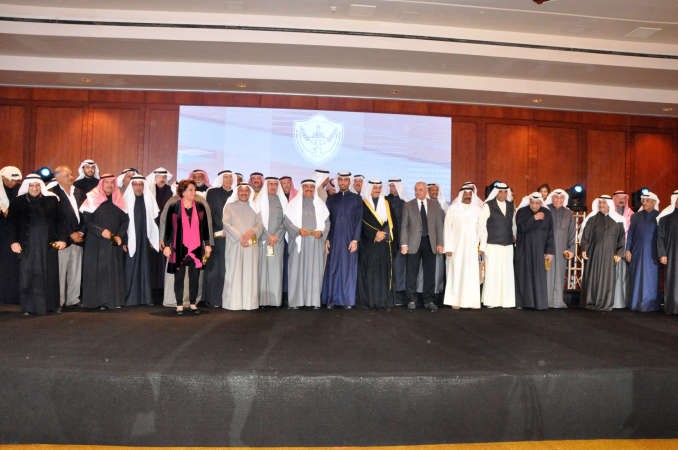د بدر العيسى والشيخ احمد الجابر يتوسطان المكرمين من الرؤساء السابقين للهيئة التنفيذية للاتحاد الوطني لطلبة الكويت خلال الحفلاحمد علي ﻿