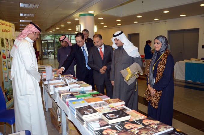 دبدر الدويش خلال المعرض المصاحب للحفل﻿