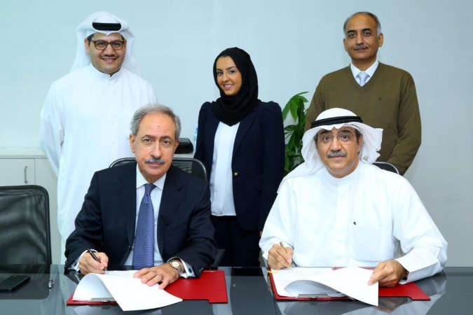 هادي ابل من اليمين خلال توقيعه الاتفاقية ﻿