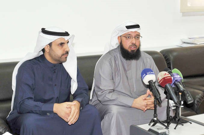 خالد الدويسان ومنصور الحربي خلال المؤتمر الصحافي اسامة ابوعطية 