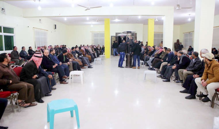 اقارب واصدقاء الطيار الاردني يجتمعون في ديوان العشيرة تضامنا مع العائلة في الكركاپ
