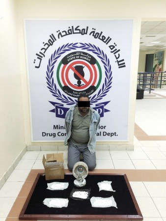 الوافد وامامه المضبوطات في مقر المكافحة ﻿
