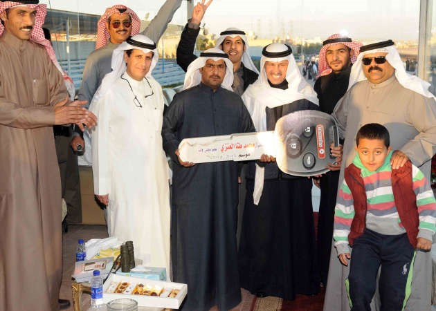 عميد اسطبل الزبني يتسلم مفتاح السيارة من النائب محمد طنا 