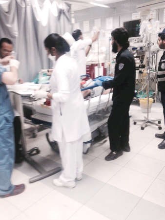 الخليجي المصاب خلال تلقيه العلاج في مستشفى الجهراء﻿