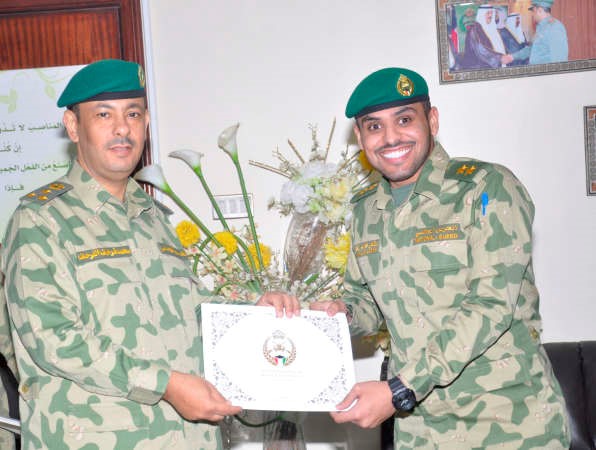 العميد محمد الفرحان يكرم الملازم اول مشعل القحص﻿