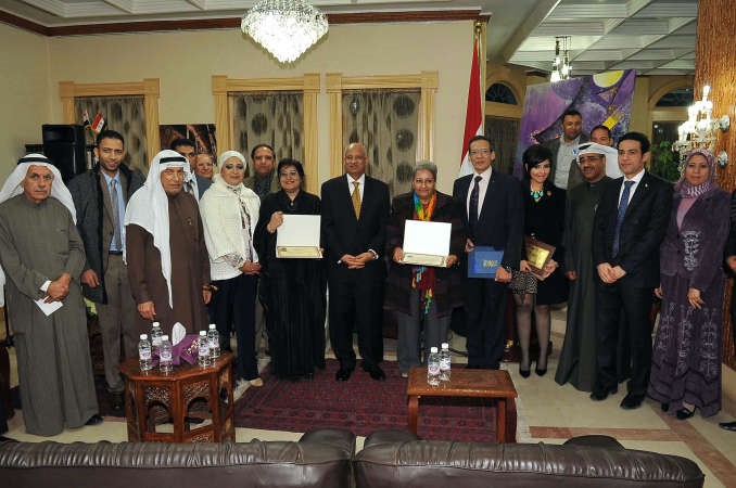 السفير عبدالكريم سليمان ودنبيل بهجت مع عدد من المشاركين في الامسية اسامة ابوعطية