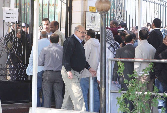 عدد من المحتجين المصريين يحاولون دخول القنصلية