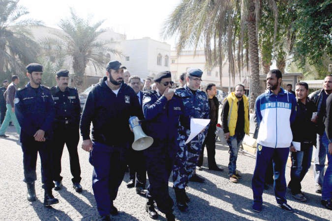 قوات الامن نجحت في السيطرة على الموقف ومنعت المحتجين من اقتحام القنصلية المصرية
