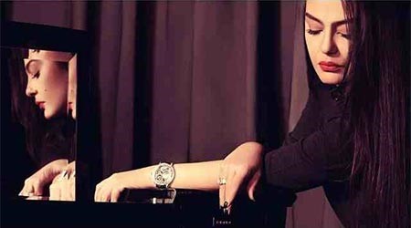 شاهد.. صور جديدة تكشف أحزان شريهان بأظافر سوداء