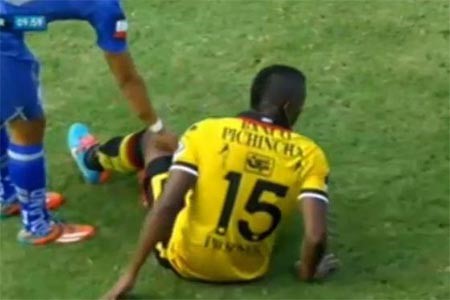 بالفيديو.. لاعب يضرب أخاه والحكم يطرده فورا والندم لا يفيد!
