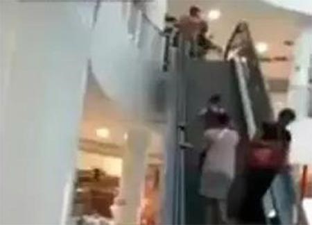 بالفيديو.. فتاتان تركبان سلماً كهربائياً للمرة الأولى.. شاهد ماذا حدث لهما؟