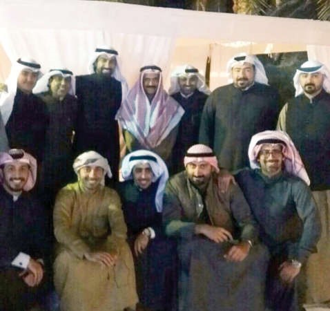 لقطة جماعية لوالد العروس والمعرس مع الاصدقاء