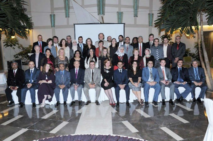 صورة جماعية لاعضاء هيئة التدريس مع رئيس الجامعة والعمداء ﻿