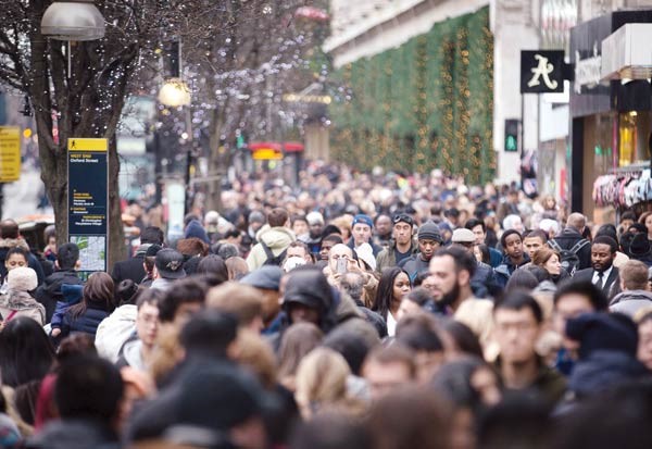 لندن تستمر الوجهة السياحية الاولى اوروبيا للكويتيين وتظهر الصورة زحمة المتسوقين امس في شارع اوكسفورد وسط لندنافپ