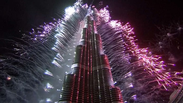 دبي الوجهة الاولى من حيث حجوزات الكويتيين في عطة راس السنة بعد ان استطاعت الاحتفالات وعروض الالعاب النارية على برج خليفة جذب الالاف كما يبدو من الصورة الملتقطة العام الماضي ﻿
