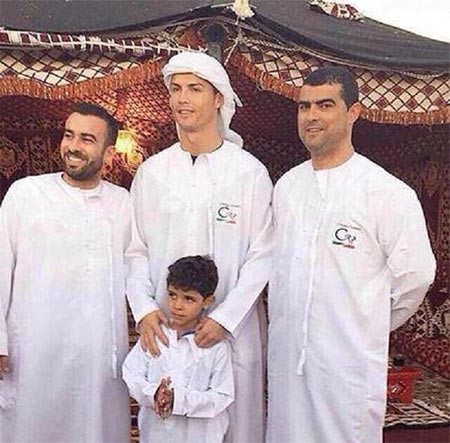 بالصور.. كريستيانو رونالدو يستمتع بإجازته في دبي مرتدياً الزي الإماراتي