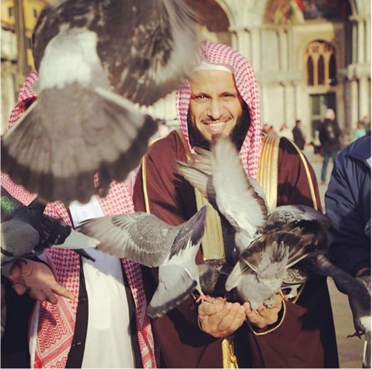 بالفيديو.. عائض القرني يمزج شِعراً بـ "الإيطالية".. ويمزح: يسر الله لي الإيطالية في نصف ساعة