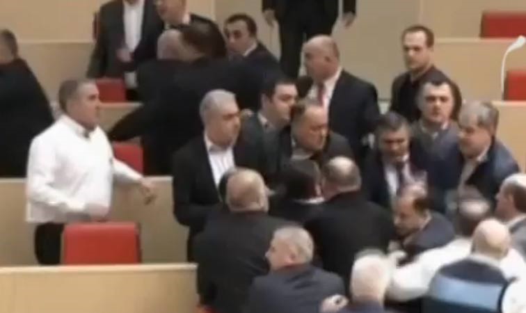 بالفيديو.. برلمان جورجيا يتحوّل إلى حلبة ملاكمة